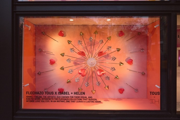 TOUS celebra San Valentín con una instalación exclusiva de Isabel + Helen en Barcelona 